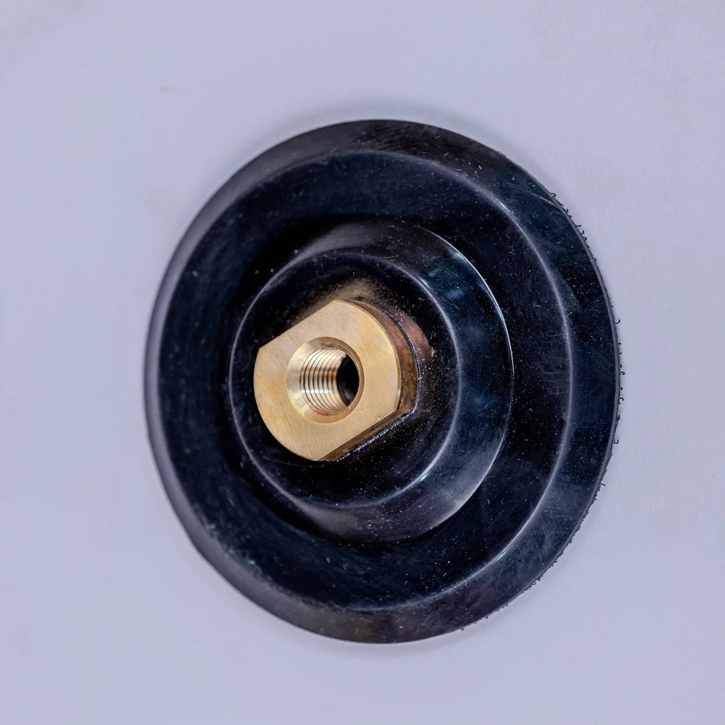 E1047 Profesionalni držač gumenih podloga sa ergonomskom drškom