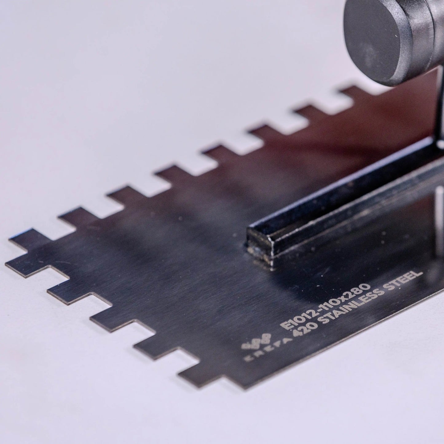 E1012 Inox gletarica sa zubima 10mm (110x280mm)