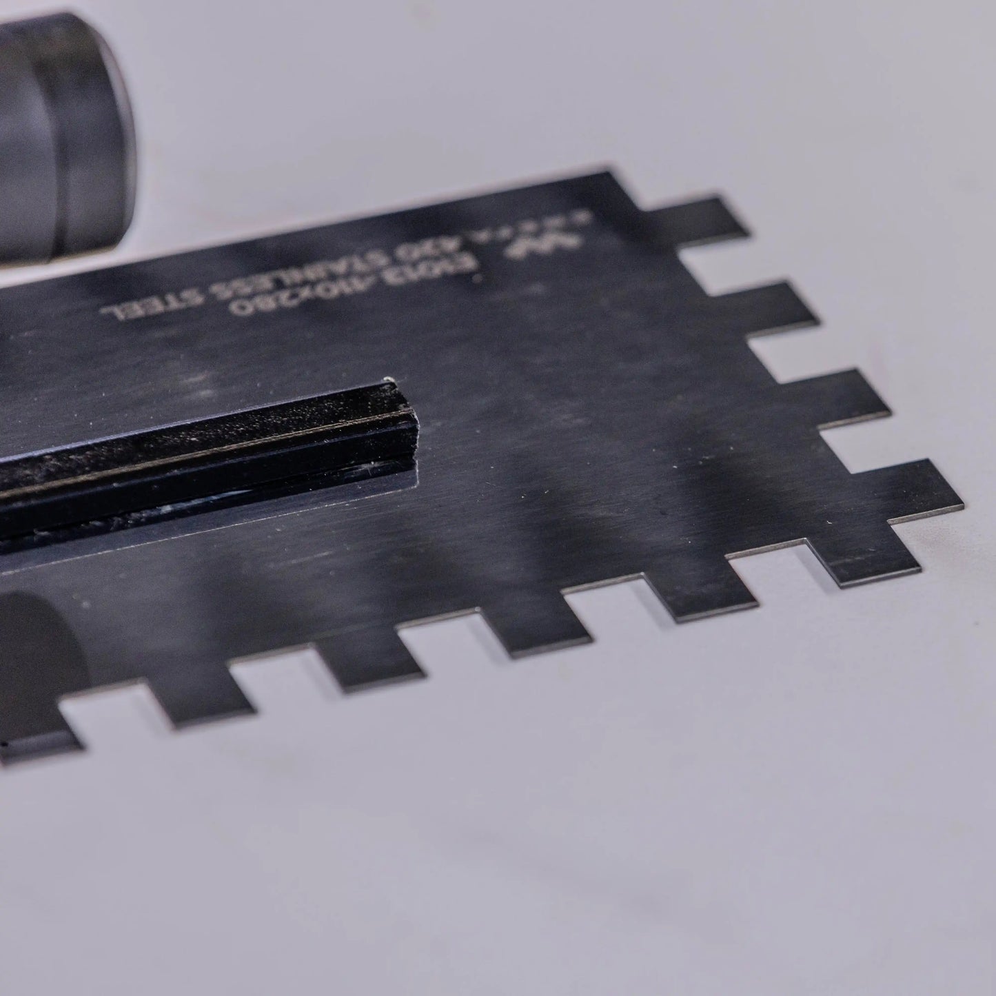 EREFA E1013 Nerđajuća gleterica za lepak – 12mm zubi